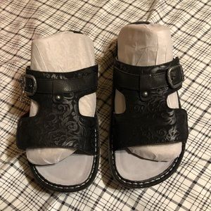 Women’s Algeria Slide